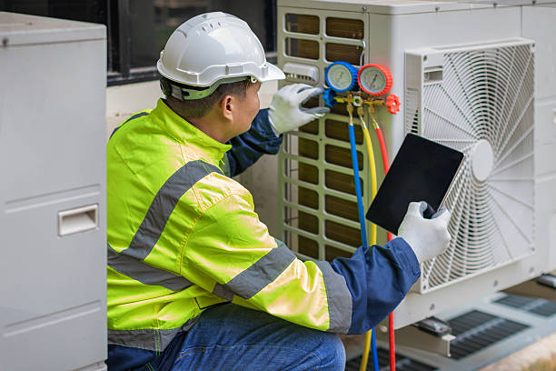 Professional Hvac technician working in El Paso, TX
